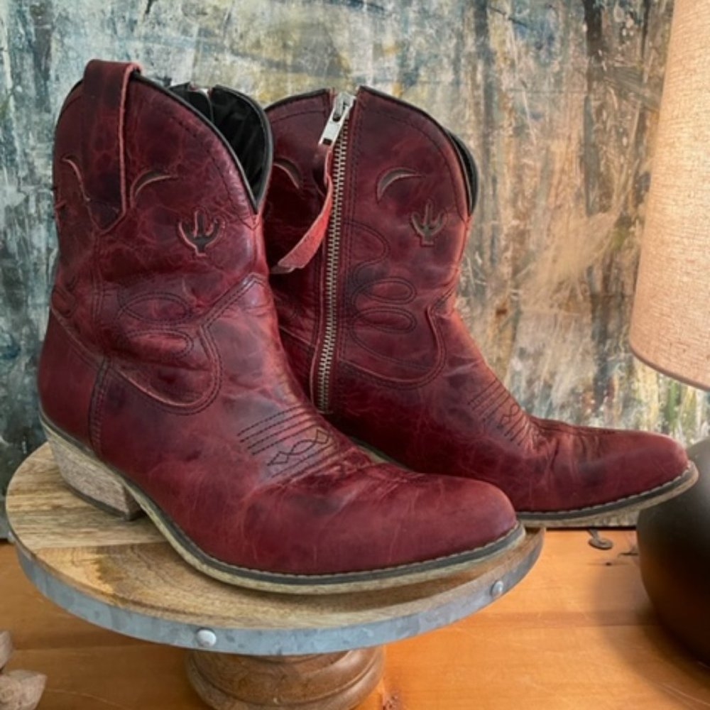 Beautiful Ruby Red Dingo Brand Zippered Booties